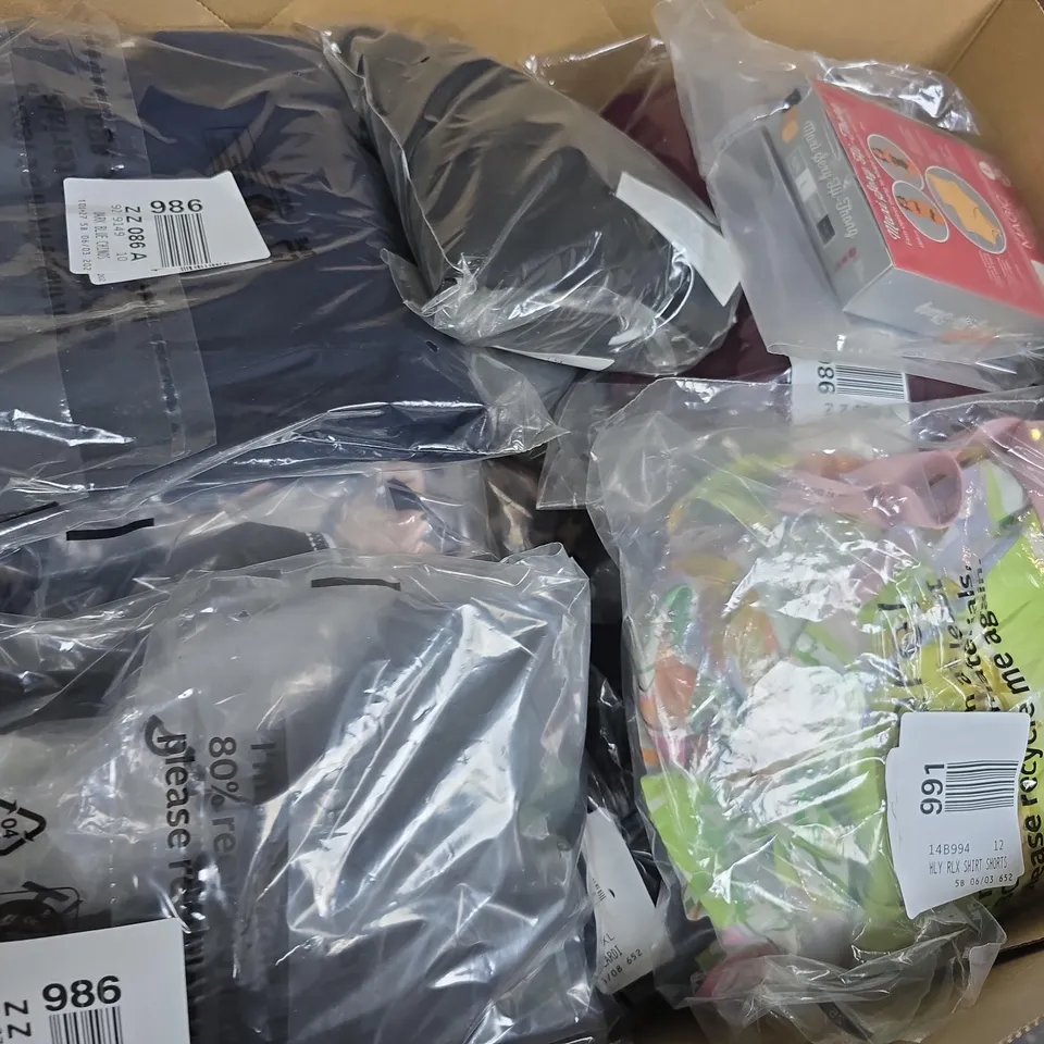 APPROXIMATELY 23 ASSORTED CLOTHING ITEMS IN VARIOUS SIZES, STYLES & SIZES TO INCLUDE HLY RLX SHIRT SHORTS, DARK BLUE CHINOS, NAVY PRINT MIDAXI DRESS, ETC - COLLECTION ONLY