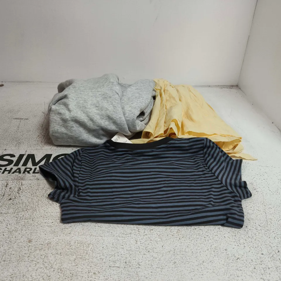 BOX OF APPROXIMATELY 20 ASSORTED CLOTHING ITEMS TO INCLUDE ALL DAY CREW TEE, BOX FIT HOODIE ETC