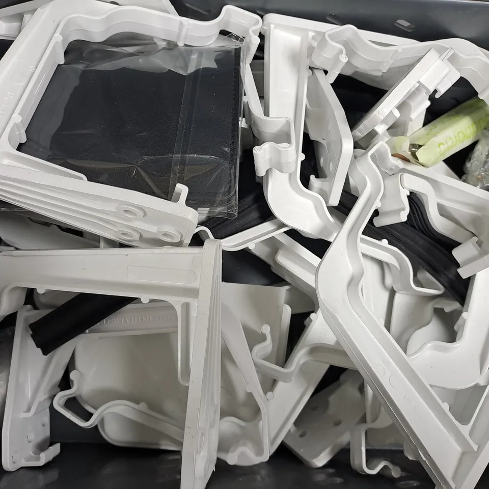 APPROXIMATELY 8 ASSORTED HOUSEHOLD ITEMS TO INCLUDE DECORATIVE PHOTO FRAME, ETC