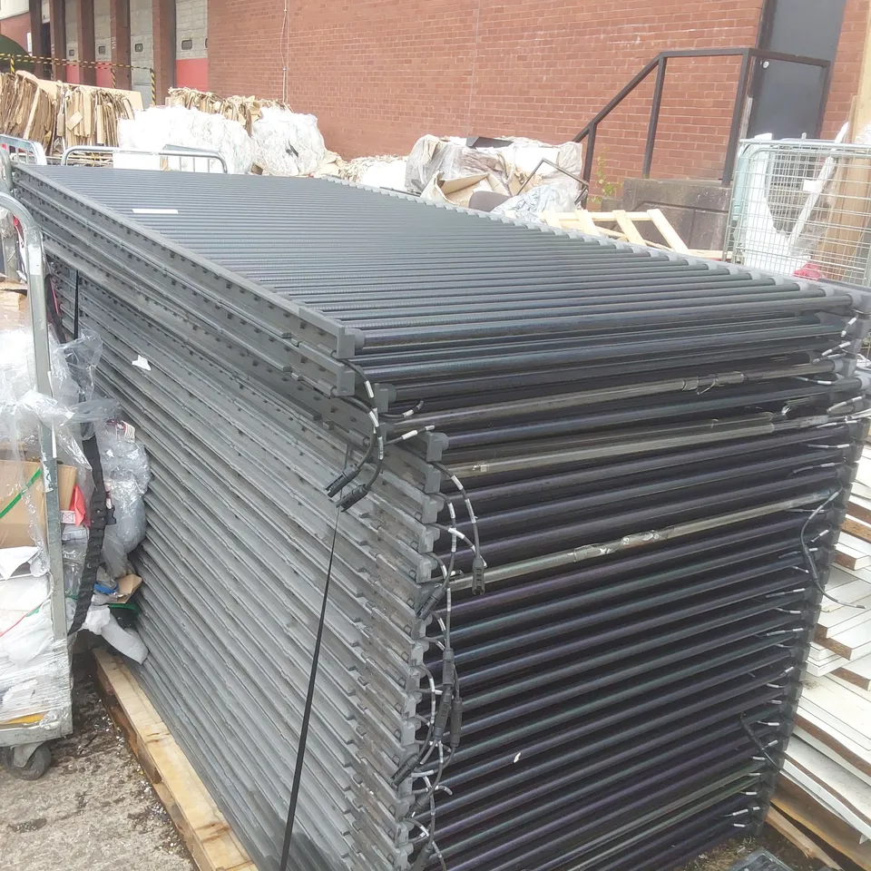 PALLET CONTAINING A LARGE QUANTITY OF SOLAR PANELS
