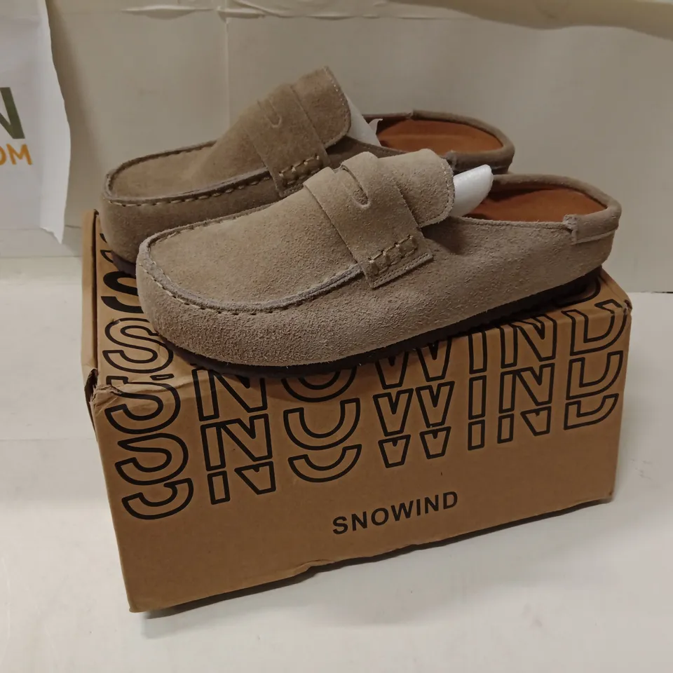 SNOWIND CLOGS IN TAUPE SUEDE – UK 6 (EU 39) – BOXED