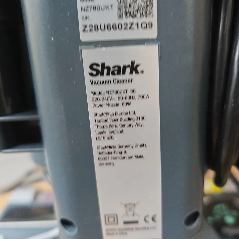 SHARK VACUUM CLEANER – UPRIGHT LIFT-AWAY, MODEL NE700UK
