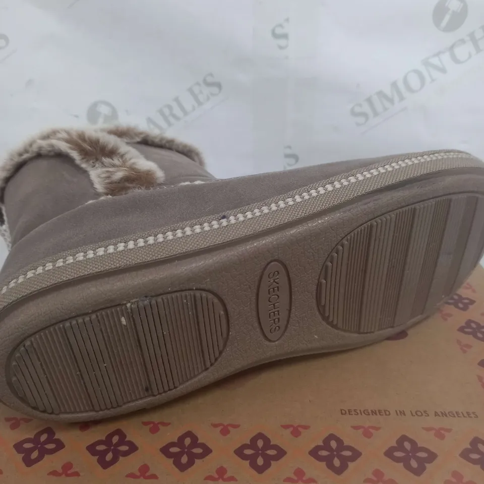 BOXED PAIR OF SKECHERS COZY SLIPPER BOOTS IN TAUPE SIZE 3.5
