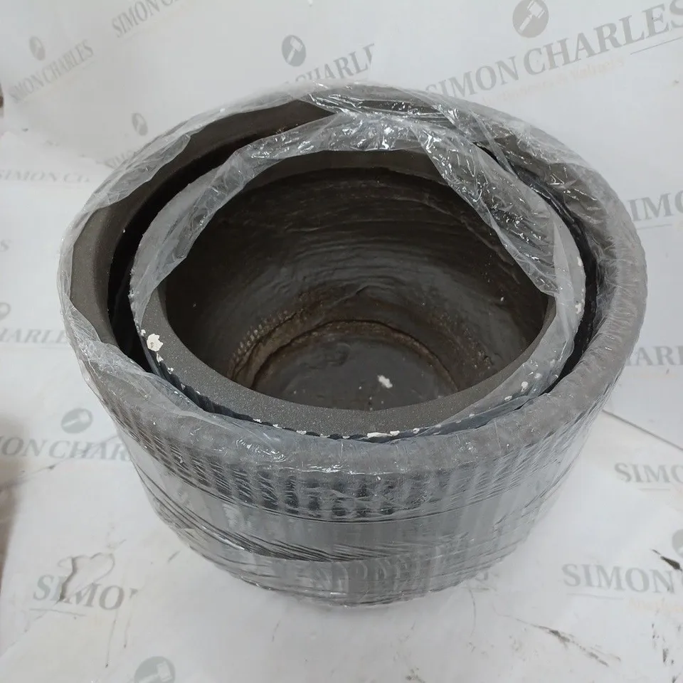 SET OF 2 GREY ROUND PLANT POTS