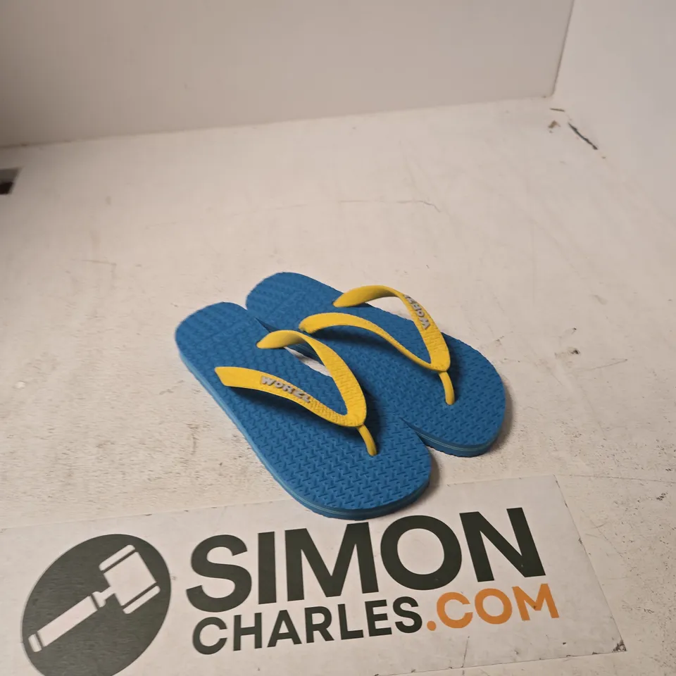 BOX OF APPROXIMATELY 15 ASSORTED SHOES TO INCLUDE: WORZL FLIP FLOPS