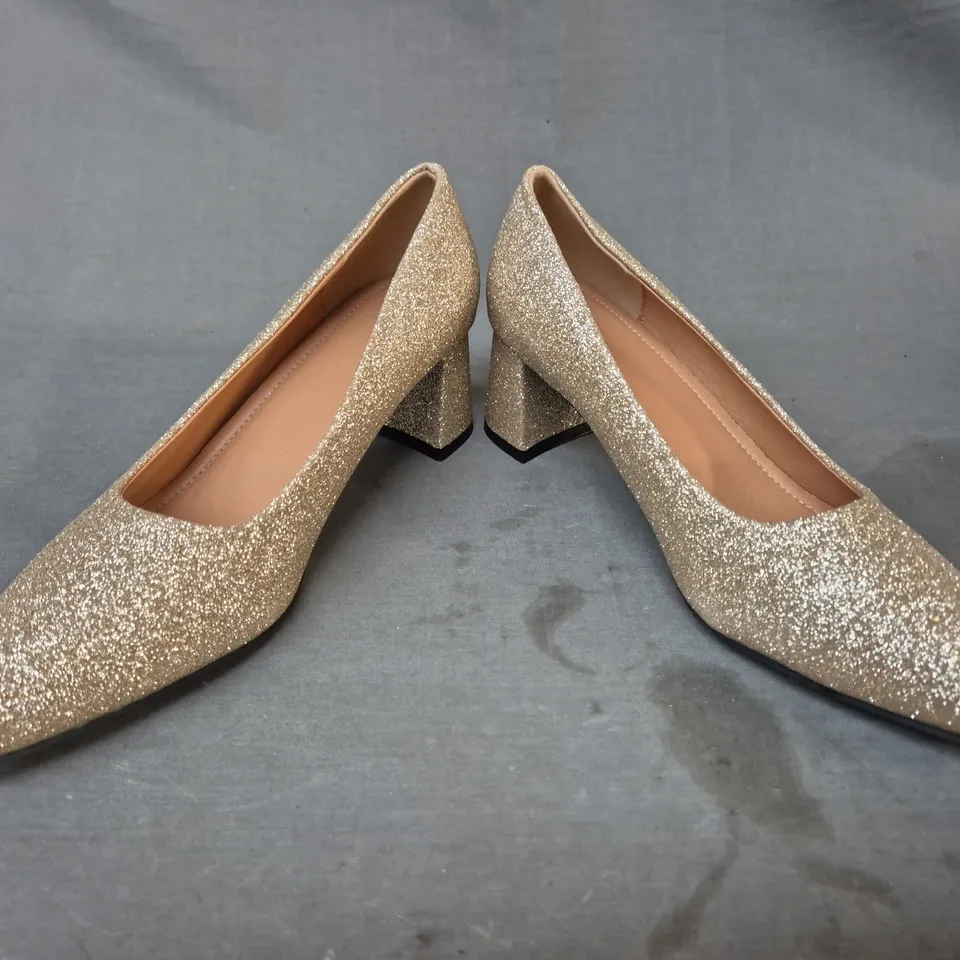 BOXED PAIR OF UNBRANDED POINTED TOE BLOCK HEEL SHOES IN GOLD GLITTER EU SIZE 40