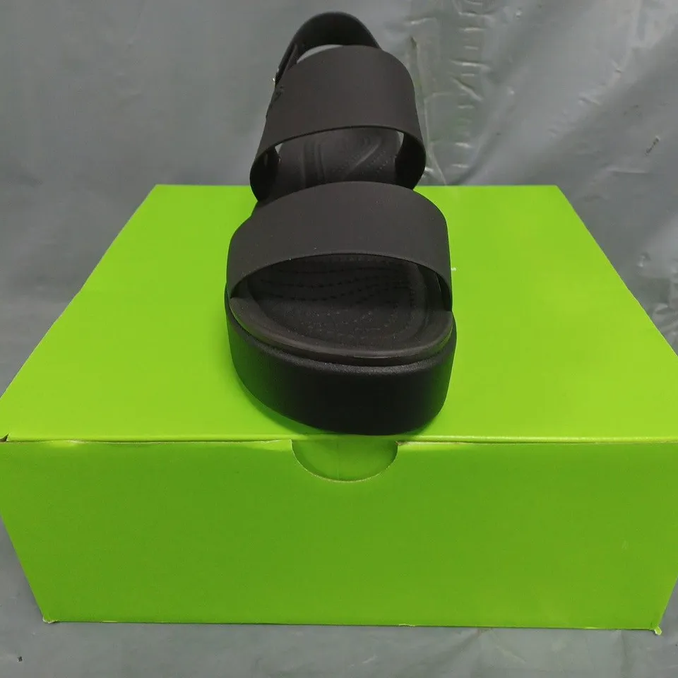 BOXED PAIR OF CROCS BROOKLYN LOW WEDGE SANDALS IN BLACK SIZE UK 6