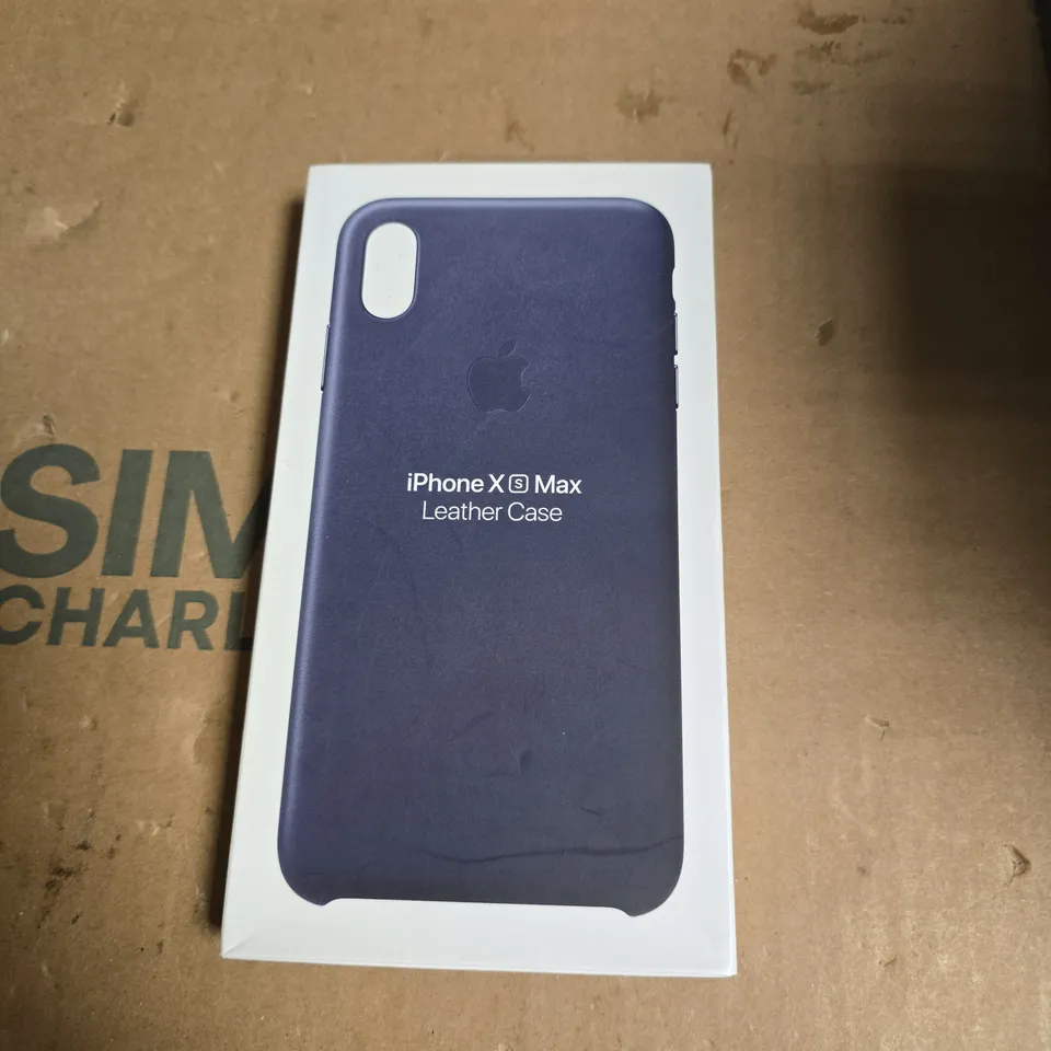 BOX OF APPROXIMATELY 40 ASSORTED PHONE CASES INCLUDING 1PHONE LEATHER FOLIO , IPHONE LEATHER CASE AND IPHONE CLEAR CASE 