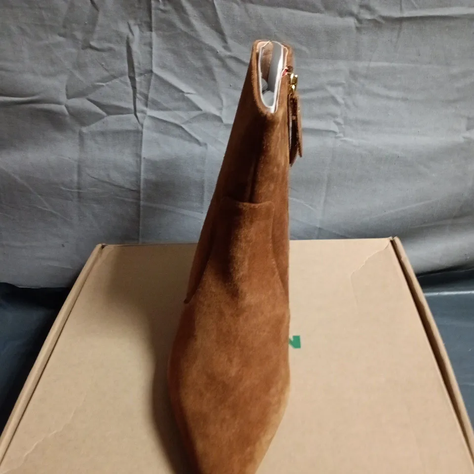 BOXED PAIR OF BODEN WOMEN'S BROWN SUEDE ANKLE BOOTS - SIZE 41