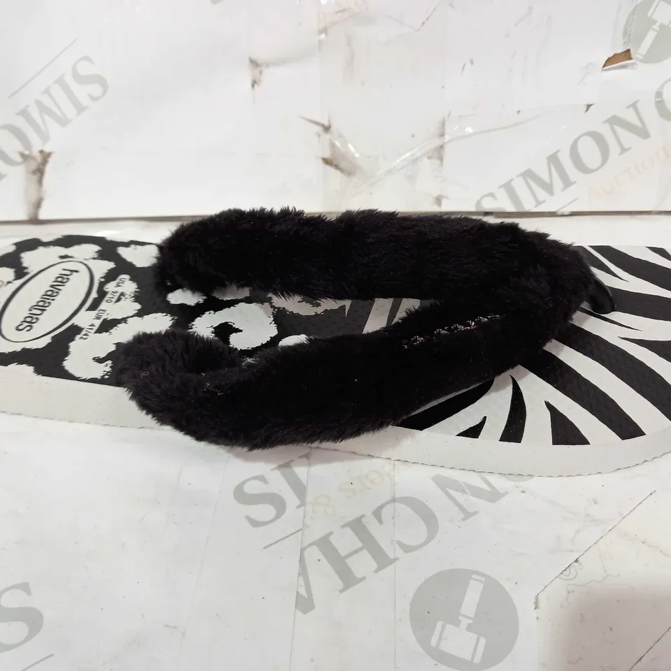 BOXED PAIR OF HAVAIANAS FLUFFY STRAP FLIP FLOPS IN BLACK/WHITE EU SIZE 39/40