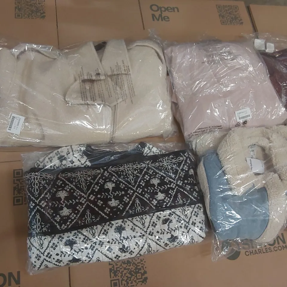 PALLET CONTAINING APPROXIMATELY 100x BRAND NEW ASSORTED DESIGNER CLOTHING ITEMS INCLUDING: JD WILLIAMS JACKETS. SIMPLY BE JACKETS ECT