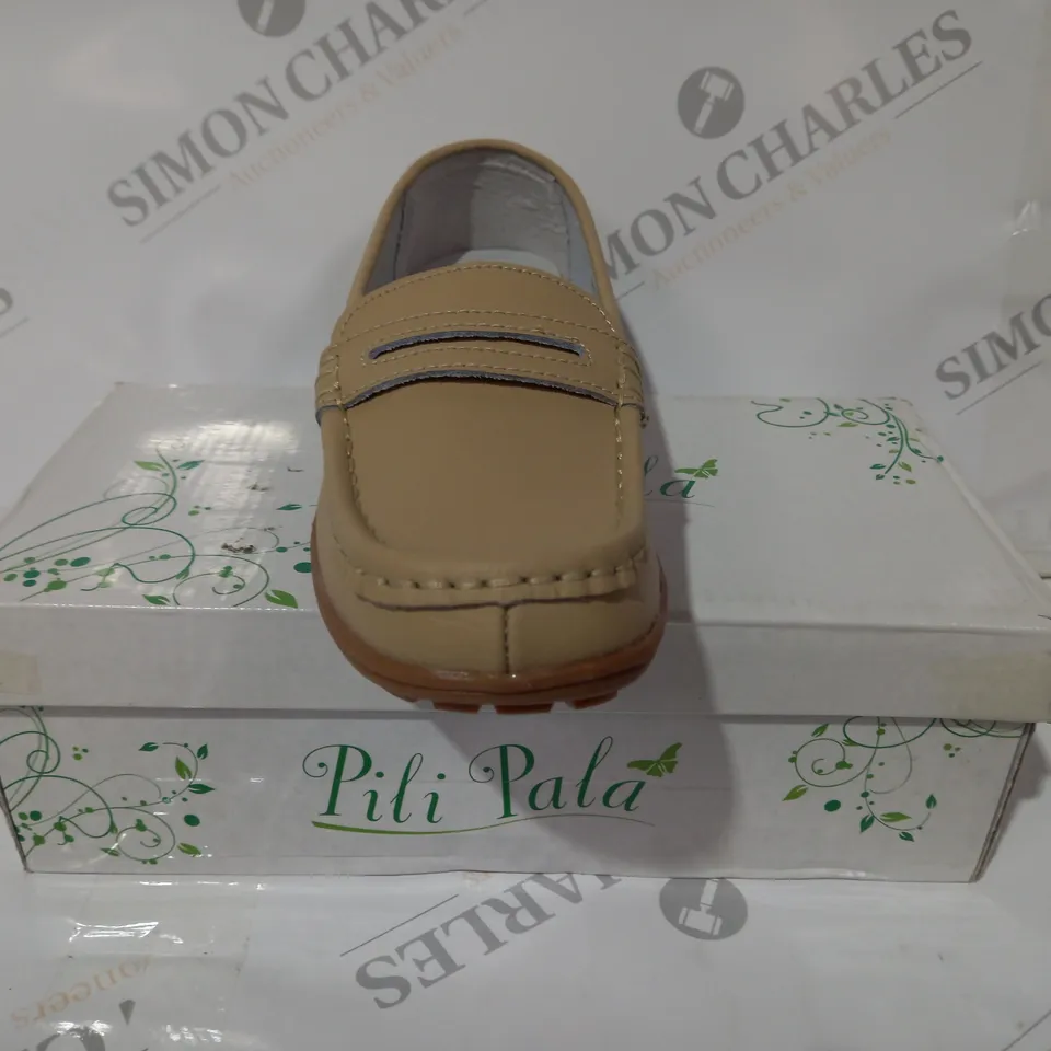 BOXED PAIR OF PILI PALA LEATHER LOAFERS IN SAND COLOUR UK SIZE 5