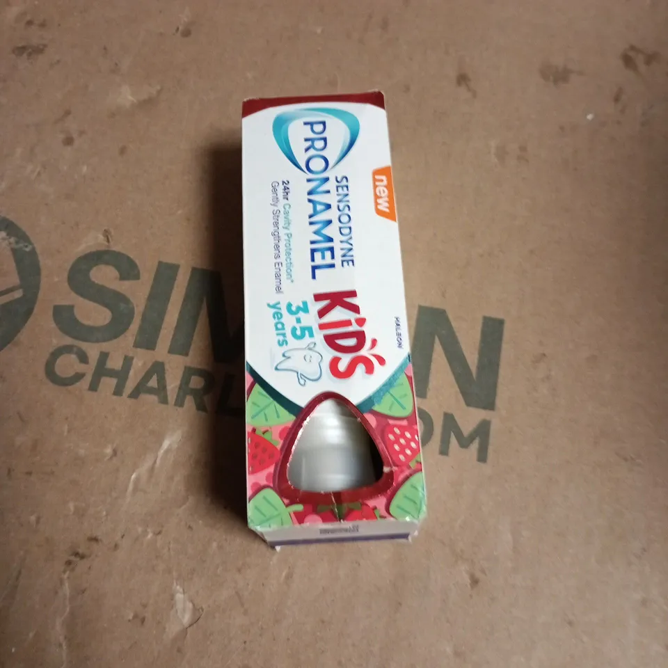 APPROXIMATELY 20 ASSORTED COSMETIC ITEMS INCLUDING SENSODYNE PRONAMEL KIDS TOOTHPASTE ,COLGATE SENSITIVE TOOTHPASTE AND MOLTON BROWN BODY LOTION 