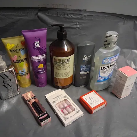 APPROXIMATELY 20 ASSORTED HEALTH AND BEAUTY PRODUCTS TO INCLUDE; LISTERINE, PANTENE, WOW AND DOVE