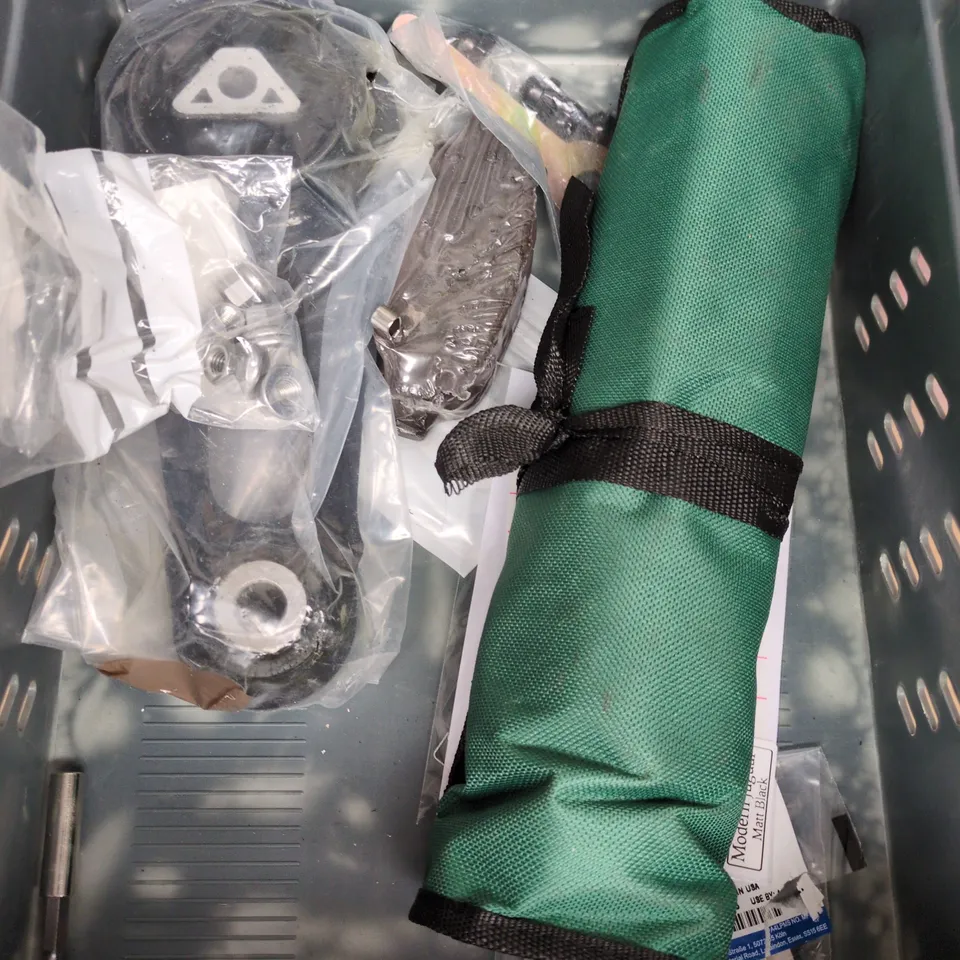 APPROXIMATELY 10 ASSORTED VEHICLE PARTS/ACCESSORIES TO INCLUDE SMARTPHONE HOLDER, L PLATES, TOOL SET ETC