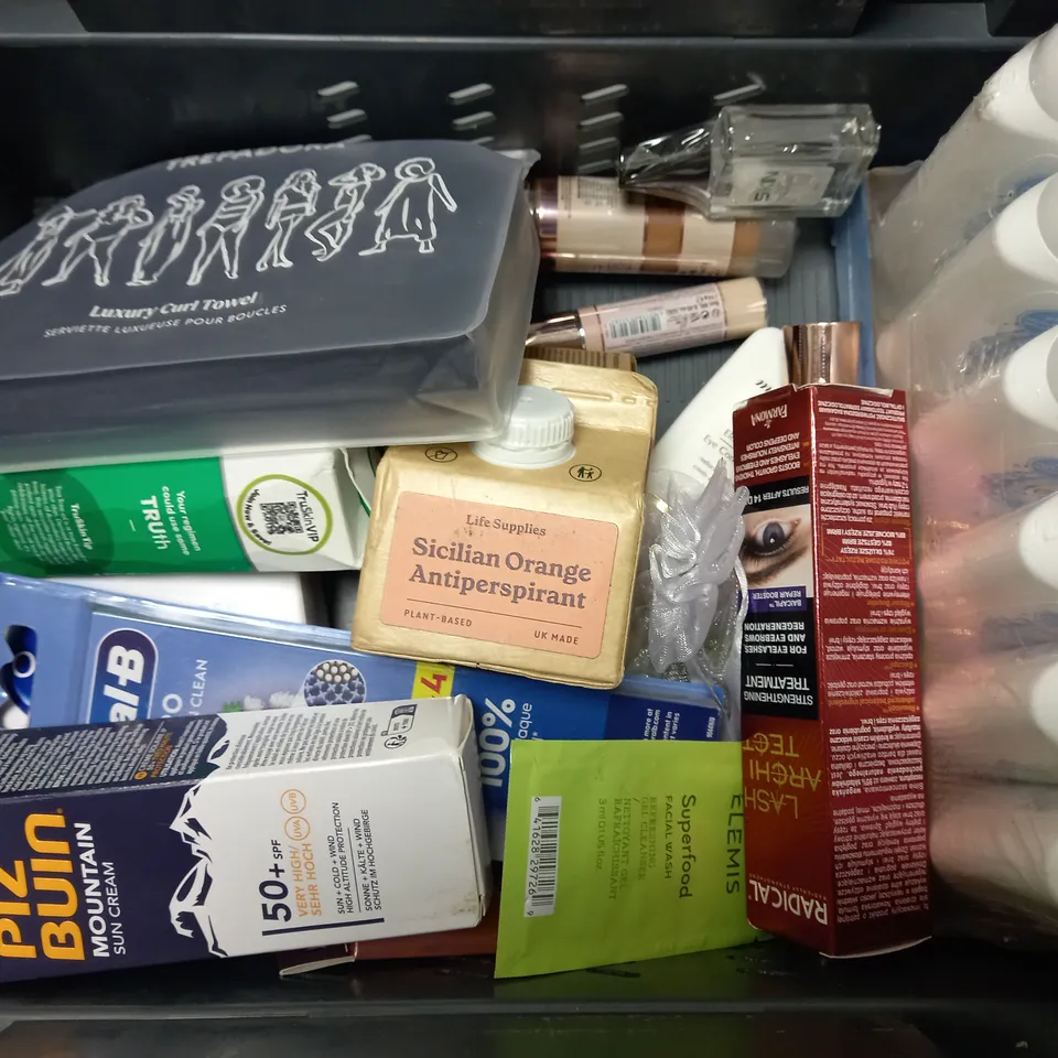 BOX OF APPROX 15 ASSORTED HEALTH AND BEAUTY ITEMS TO INCLUDE - YEOUTH RETINAL SERUM - REVOLUTION CC SWIRL PRIMER - PYUNKANG YUL INTENSIVE REPAIR CREAM ETC