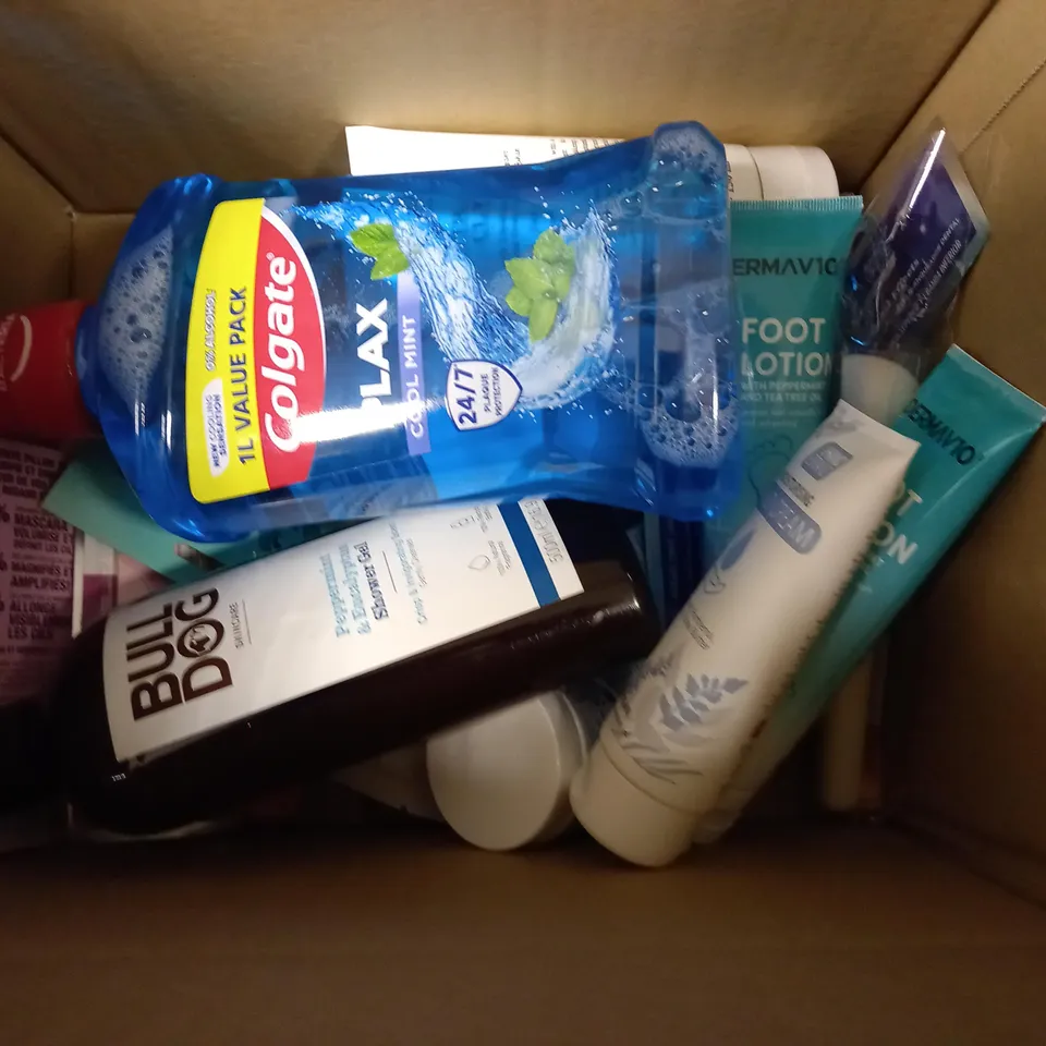 BOX OF APPROXIMATELY 20 ASSORTED COSMETIC ITEMS TO INCLUDE BULL DOG SHOWER GEL, COLGATE COOL MINT, DERMAV10 FOOT LOTION ETC