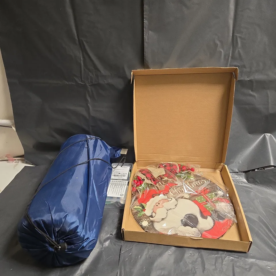 APPROXIMATELY 15 ASSORTED ITEMS TO INCLUDE FESTIVE DÉCOR SIGNS, PICNIC BLANKET, TOOL SET, ETC