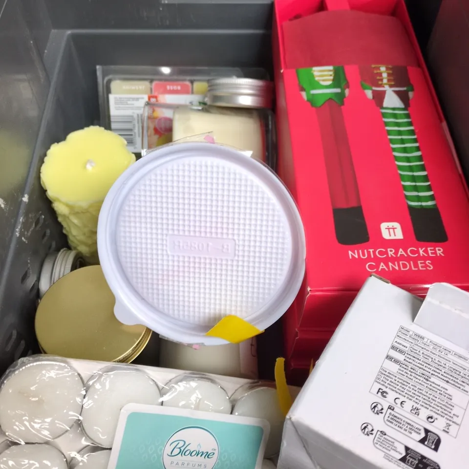 APPROXIMATELY 15 ASSORTED HOUSEHOLD ITEMS TO INCLUDE NUTCRACKER CANDLES, LIBRARY OF SCENT SEASHELLS SCENTED CANDLE AND ASSORTED LIGHT BULBS
