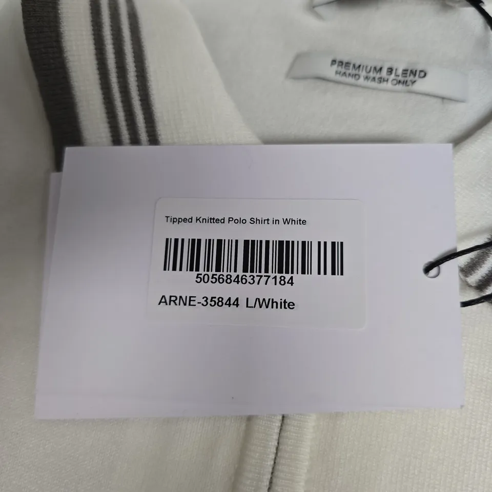 ARNE TIPPED KNITTED POLO SHIRT IN WHITE – UK SIZE L