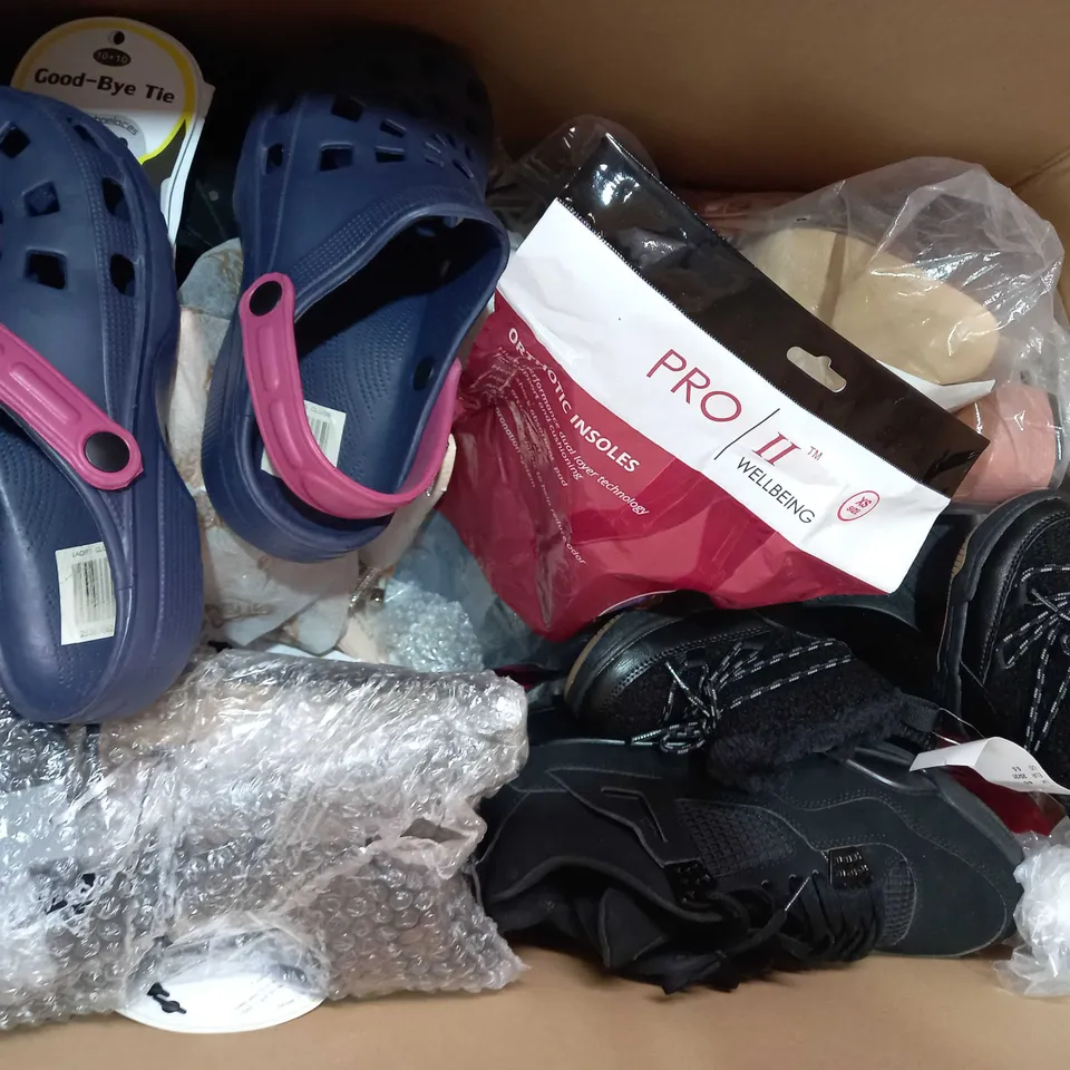 BOX OF APPROXIMATELY 15 ASSORTED PAIRS OF SHOES AND FOOTWEAR ITEMS IN VARIOUS STYLES AND SIZES TO INCLUDE H&M, KNIXMAX, ETC