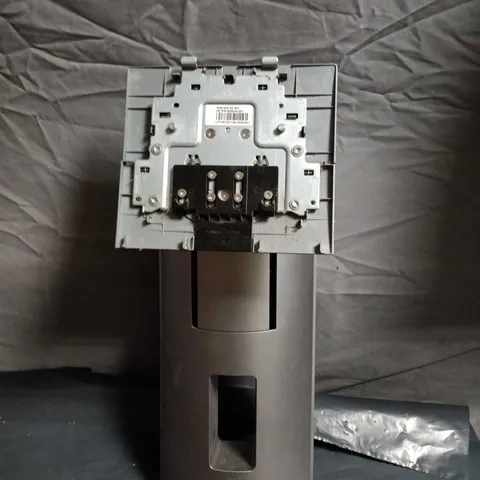 BOX OF APPROXIMATELY 8 X HP MONITOR STANDS WITHOUT BASE 