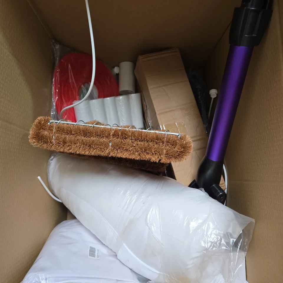 LARGE BOX OF APPROXIMATELY 15 ASSORTED HOUSEHOLD ITEMS TO INCLUDE - CHARLIE COCKAPOO HOT WATER BOTTLE - EARBUDS - ROMAN BEACH TOWEL - ETC