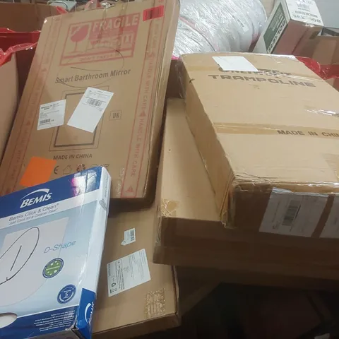 PALLET CONTAINING A VERY LARGE QUANTITY OF ASSORTED ITEMS INCLUDING: SMART BATHROOM MIRROR, TRAMPOLINE, TOILET SEAT ECT