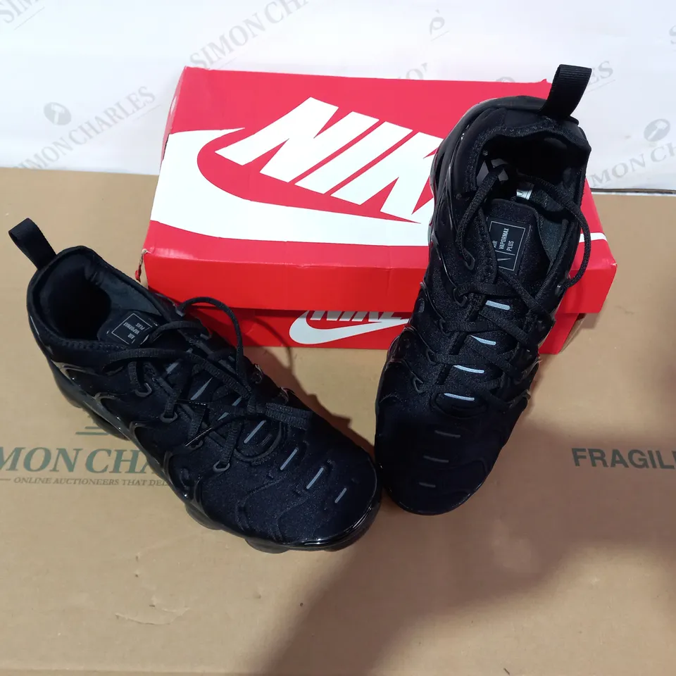 BOXED PAIR OF NIKE BLACK TRAINERS SIZE 8
