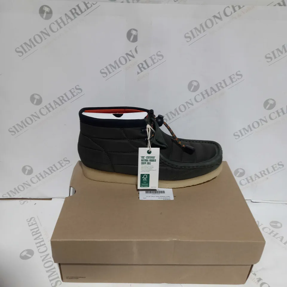 BOXED PAIR OF CLARKS WALLABEE BOOT KHAKI QUILTED UK 9.5