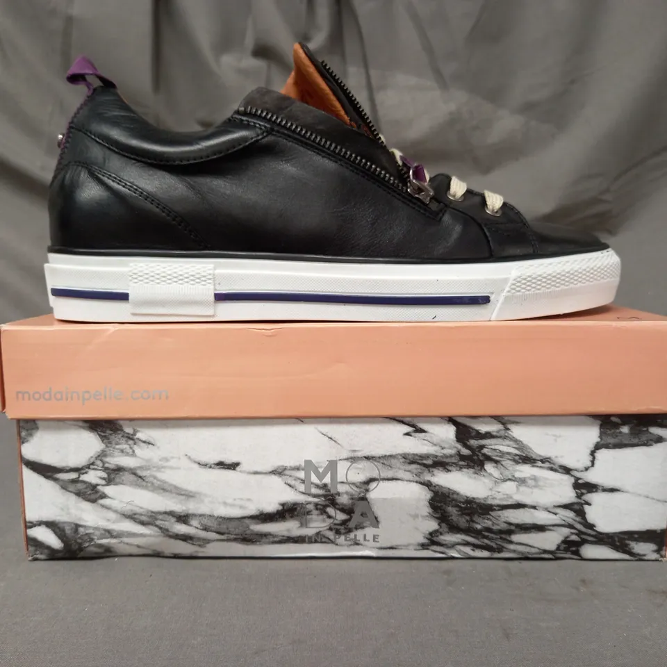 BOXED PAIR OF MODA IN PELLE BRAYLEIGH HIDDEN WEDGE SIDE ZIP TRAINERS IN BLACK SIZE 8
