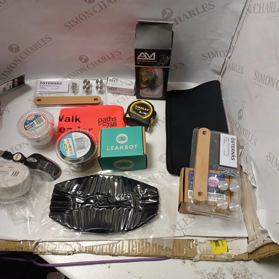 LOT OF APROXIMATELY 15 ASSORTED HOUSEHOLD ITEMS TO INCLUDE MOUSEMAT. TAPE MEASURE AND MUFFIN CASES ETC