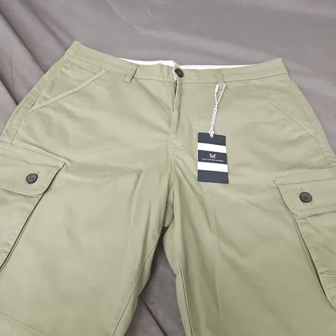 CREW CLOTHING COMPANY MEN'S OLIVE GREEN CARGO SHORTS – SIZE 34