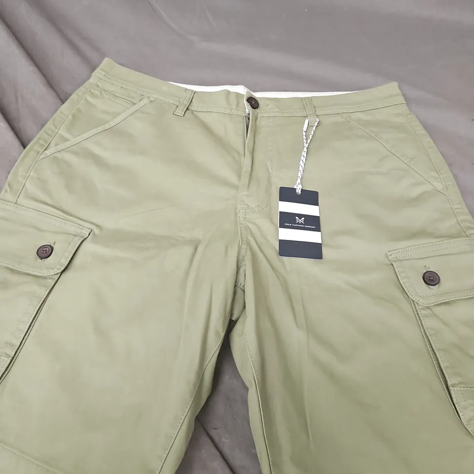 CREW CLOTHING COMPANY MEN'S OLIVE GREEN CARGO SHORTS – SIZE 34