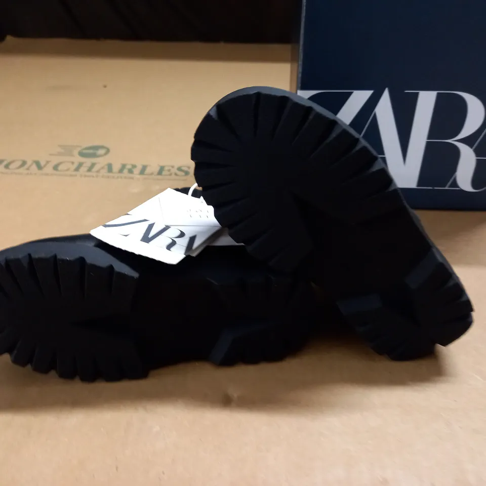 BOXED PAIR OF ZARA BLACK LEATHER KIDS BOOTS - UK 6.5