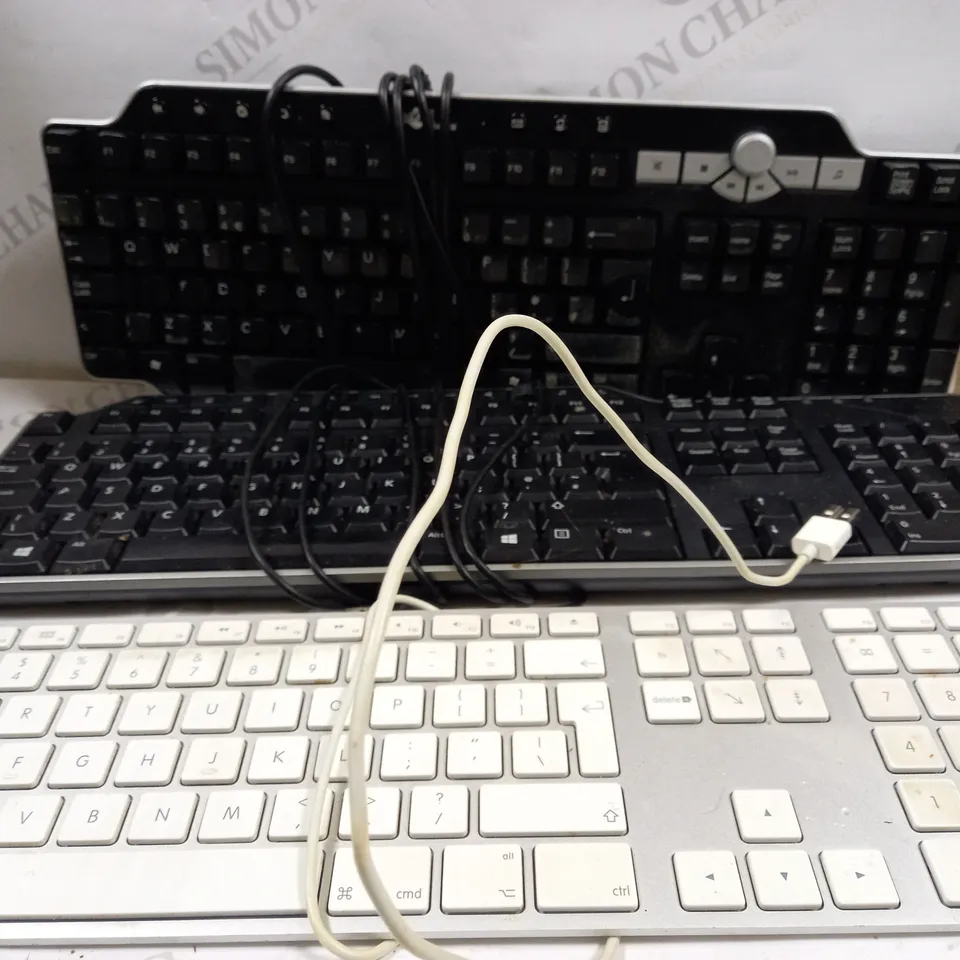 LOT OF APPROXIMATELY 20 LOOSE PC KEYBOARDS TO INCLUDE APPLE MAC KEYBOARD, DELL USB KEYBOARD, DELL SK-8135 KEYBOARD