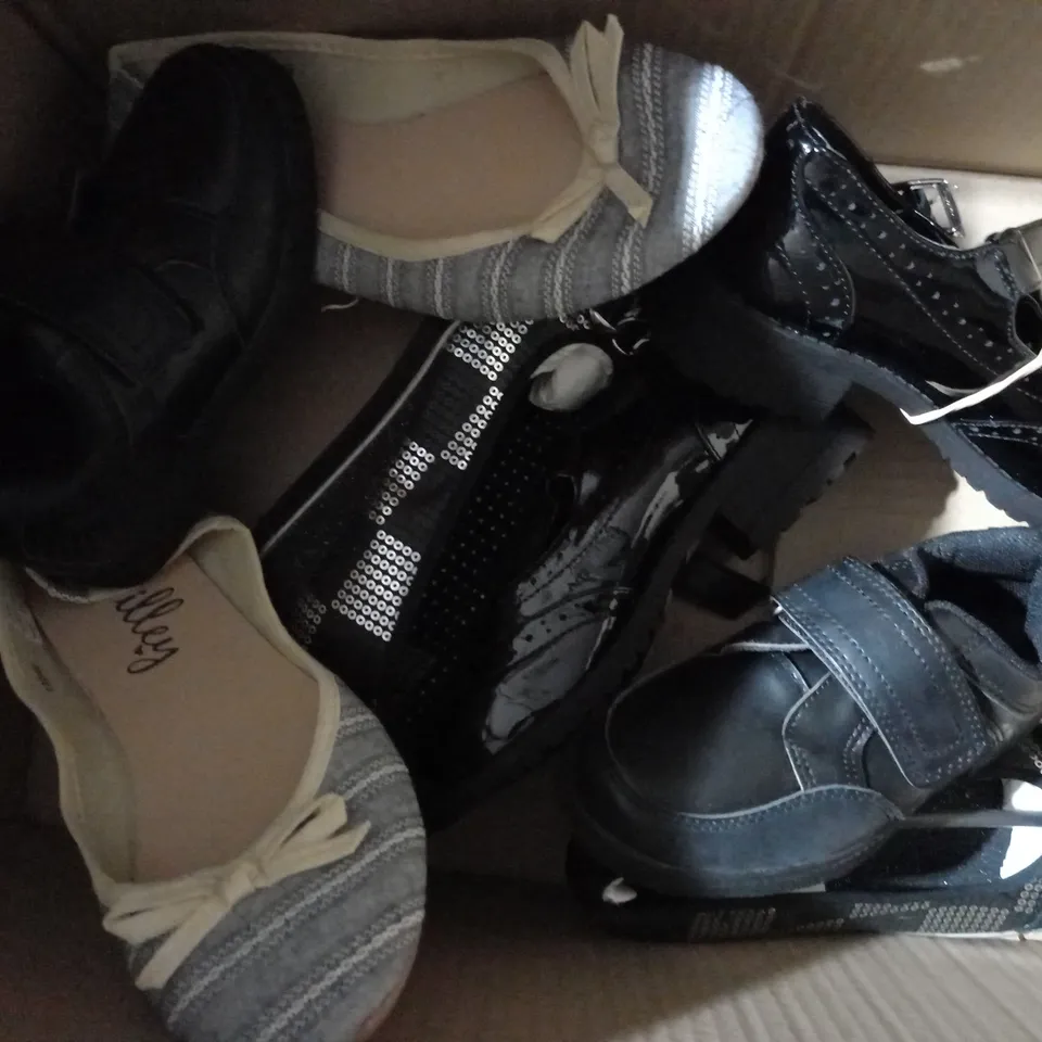 APPROXIMATELY 10 PAIRS OF ASSORTED KIDS SHOES IN VARIOUS STYLES AND SIZES 