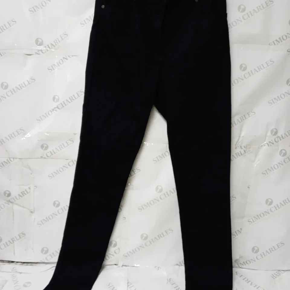 BOX OF APPROXIMATELY 10 ASSORTED WOMEN'S CLOTHING ITEMS INCLUDING JEANS, DRESSES ETC