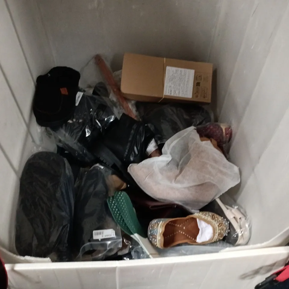 LOT OF APPROXIMATELY 30 ASSORTED PAIRS OF SHOES AND TRAINERS IN VARIOUS SIZES