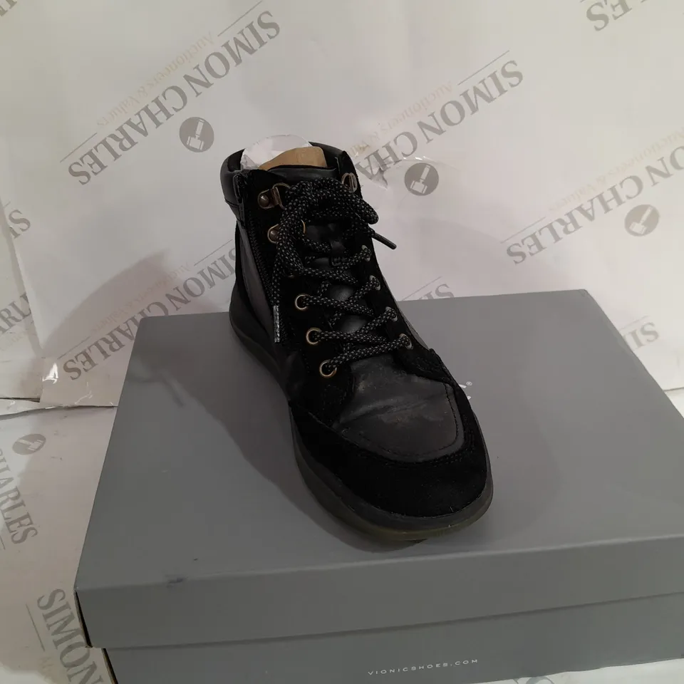 VIONIC WHITEY HIKER BOOTS BLACK SIZE 4.5 