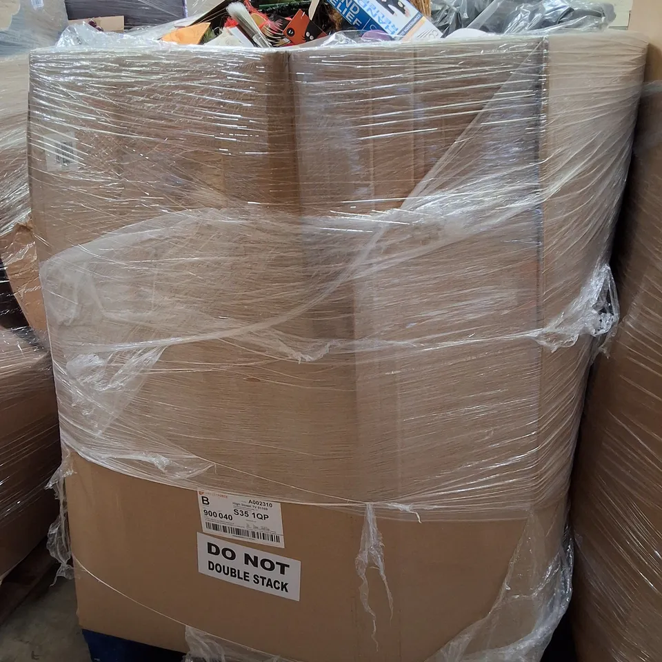 PALLET CONTAINING ASSORTED PRODUCTS INCLUDING GIFT BAGS, TABLE LAMPS, COMPRESSION GLOVES, STRANGER THINGS PLASTIC TUMBLERS & HALLOWEEN DECORATIONS