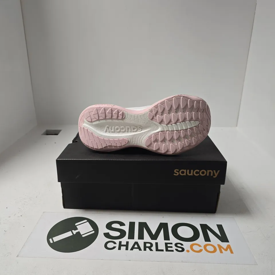 BOXED PAIR OF SAUCONY RUNNING SHOES SIZE UK 6