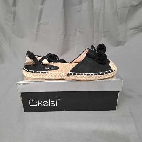 BOX OF APPROXIMATELY 12 PAIRS OF KELSHI SANDALS IN CAMEL/BLACK - VARIOUS SIZES