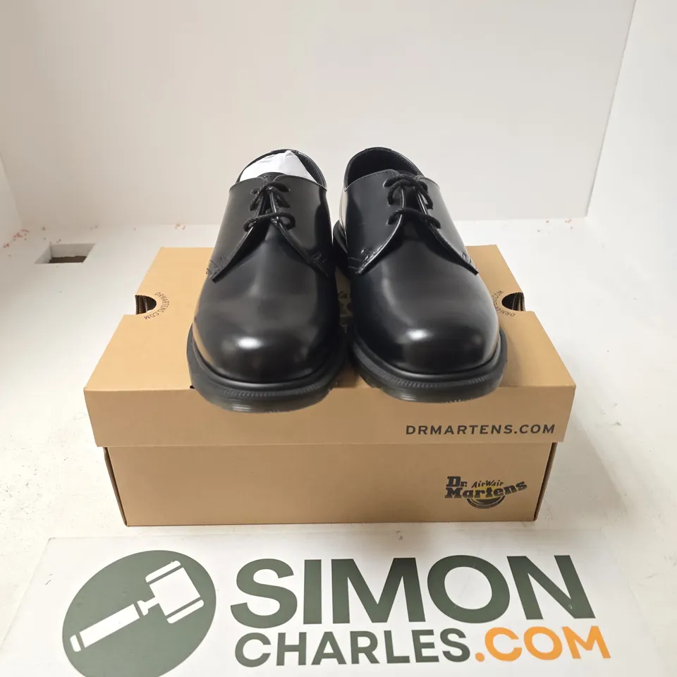 BOXED PAIR OF DR MARTENS MAYFARE 3 EYE SHOES IN BLACK - UK 6.5