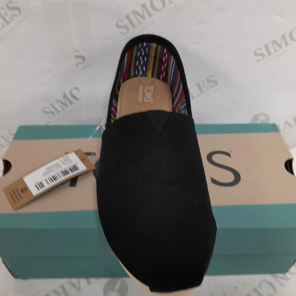 BOXED PAIR OF TOMS WOMENS ALPARGATA BLACK CANVAS SHOES - UK 7