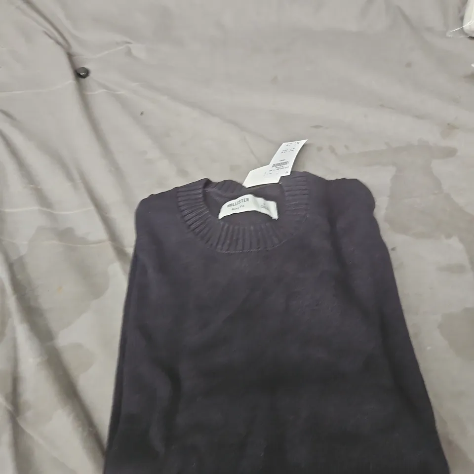 HOLLISTER BOXY FIT KNIT SWEATER – NAVY, SIZE S (MEN'S)