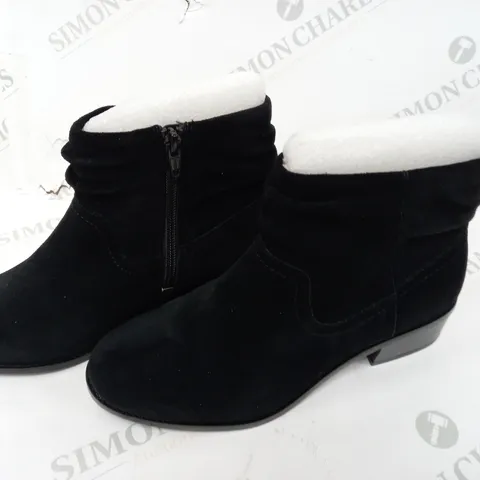 VIONIC BLACK ANKLE BOOTS - 5