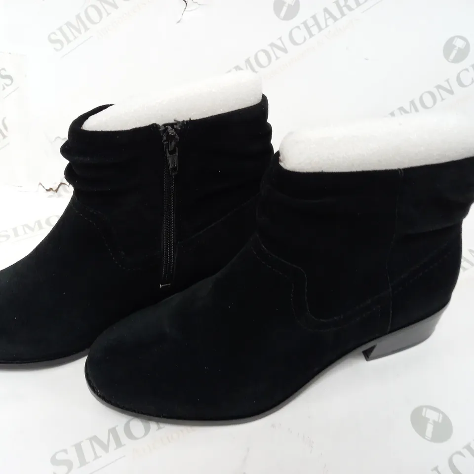 VIONIC BLACK ANKLE BOOTS - 5