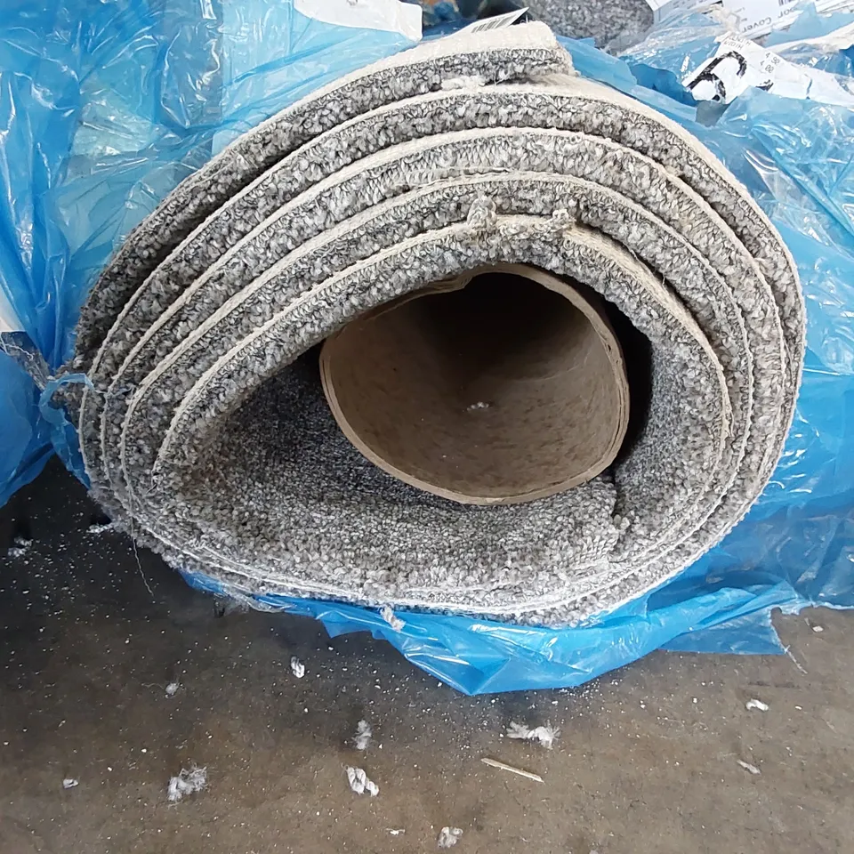 ROLL OF QUALITY CLASSIC CHARM 3063/0935 CARPET IN ASH GREY - APPROXIMATELY 3.3M L X 4M W 