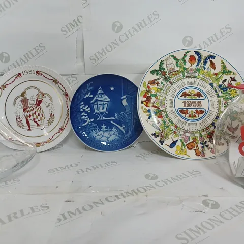 SET OF 5 ASSORTED ITEMS TO INCLUDE - 1976 CALANDER PLATE - MICRO POP CORN - THIN GLASS VASE ETC - COLLECTION ONLY